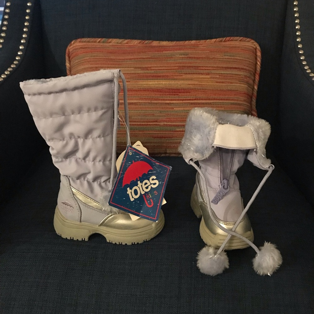 Little girls snow boots.
